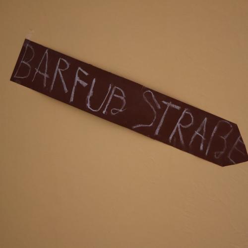 Schild "Barfußstraße"