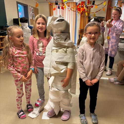 Kinder und eine Klopapier-Mumie