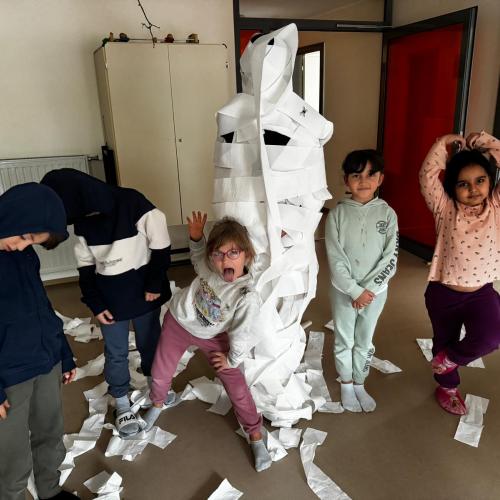 Kinder und eine Klopapier-Mumie