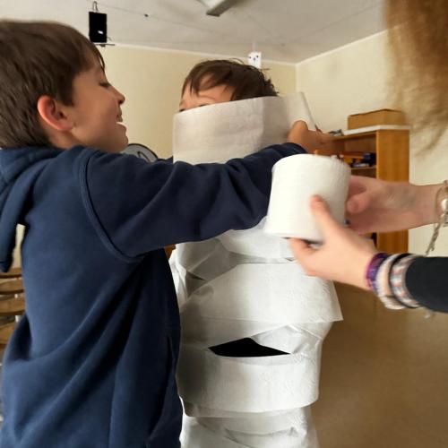Kind wird mit Klopapier umwickelt