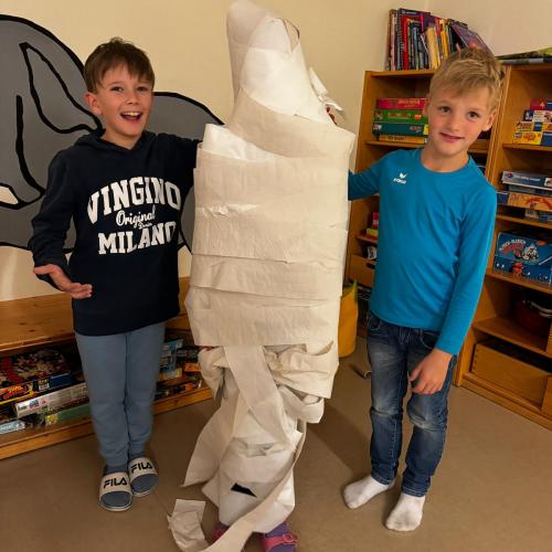 2 Buben und eine Klopapier-Mumie