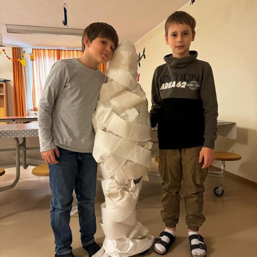 2 Buben und eine Klopapier-Mumie