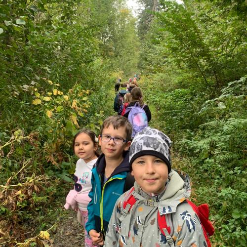 Kinder auf Waldweg