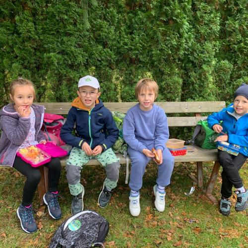 Kinder sitzen auf Bank