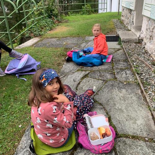 Kinder sitzen auf Steinstufen