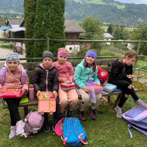 Kinder sitzen auf Bank
