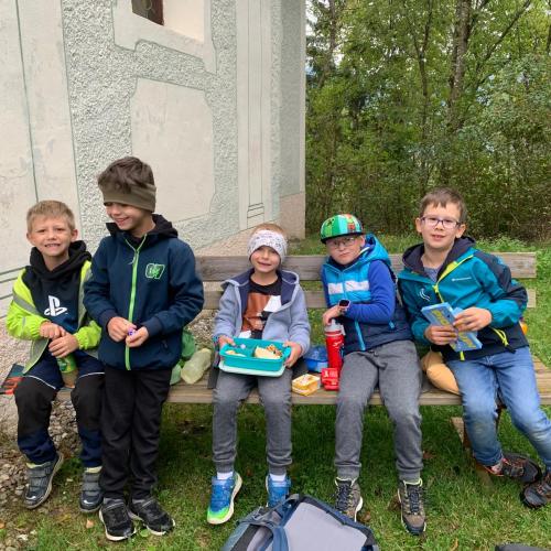Kinder sitzen auf Bank