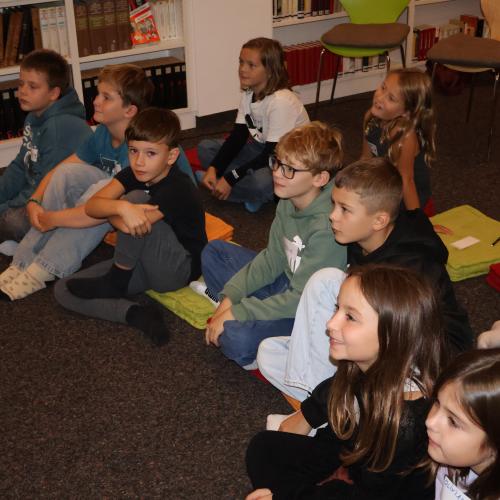 Kinder sitzen auf dem Boden