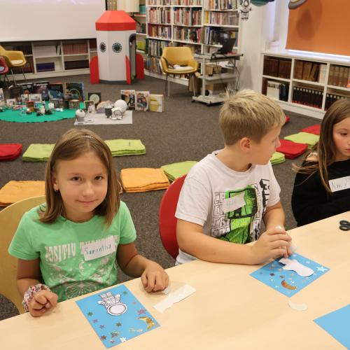 Kinder sitzen an Tisch