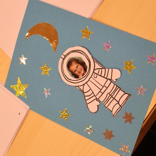 Bild mit Astronauten und Sternen