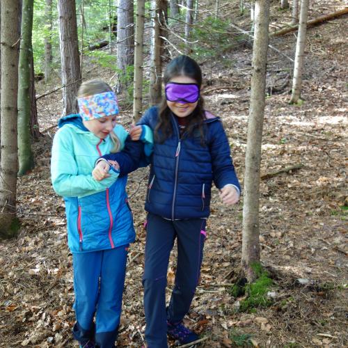 2 Mädchen im Wald