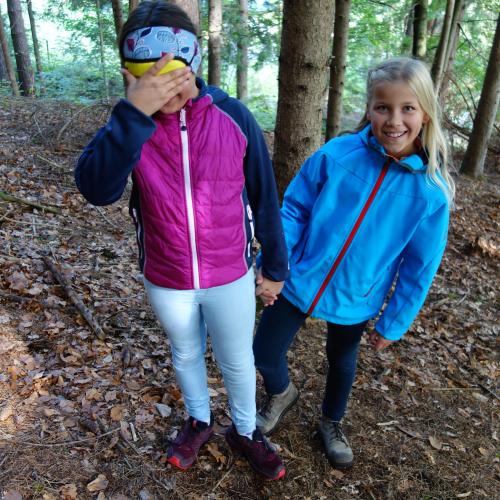 2 Mädchen im Wald