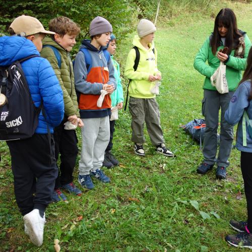 Frau und Gruppe von Kindern