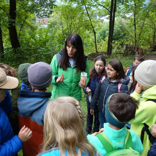 Frau und Kindergruppe