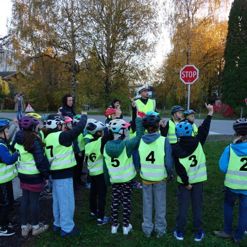 Kinder mit gelben Warnwesten
