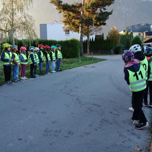 Kinder am Straßenrand mit Warnwesten