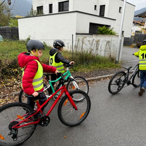 Kinder schieben Fahrräder
