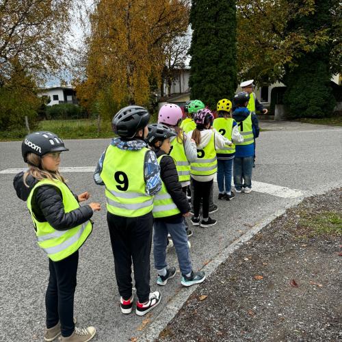 Kinder mit gelben Warnwesten