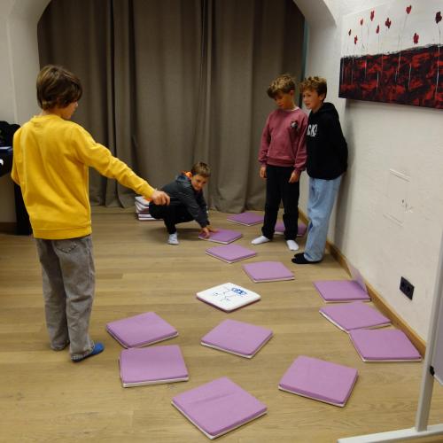 Kinder und lila Sitzkissen