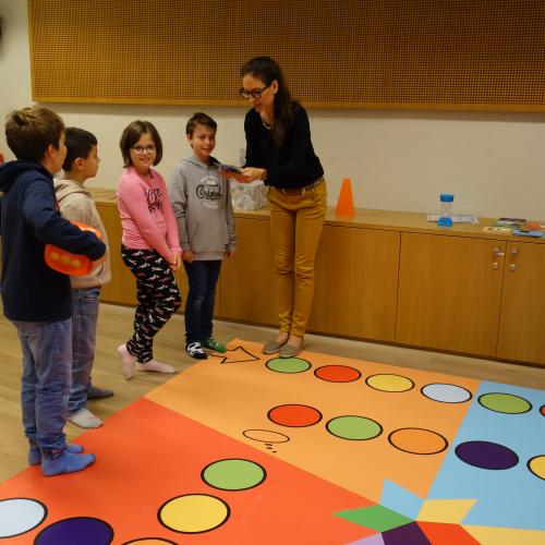 Kinder, Frau und bunter Teppich