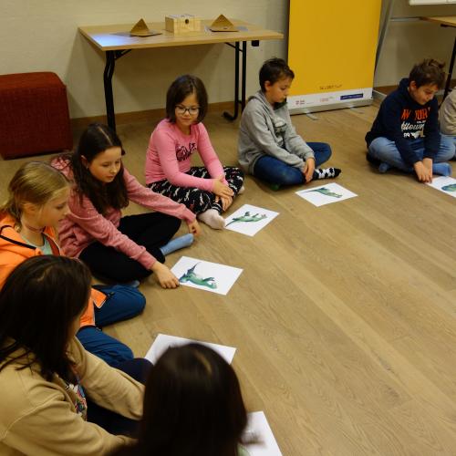 Kinder sitzen auf dem Boden
