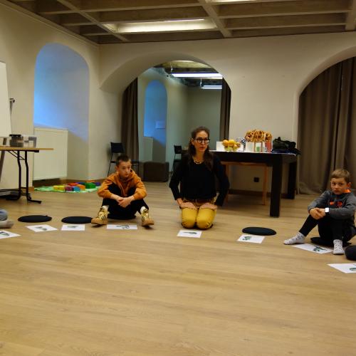 Kinder sitzen auf dem Boden