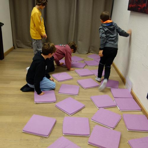 Kinder und lila Sitzpölster