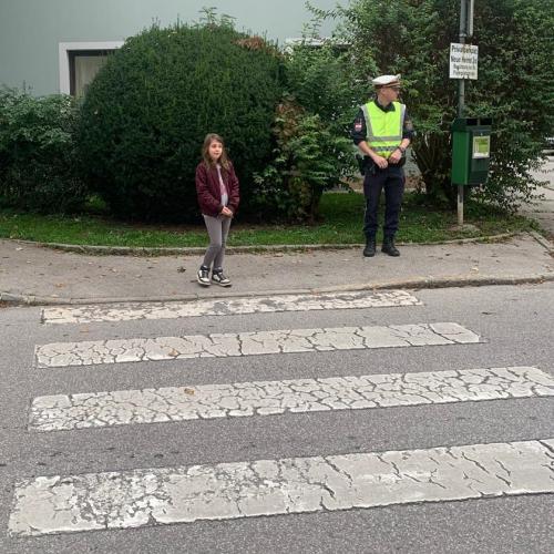 Kind und Polizist am Straßenrand