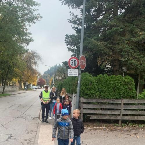 Kinder am Straßenrand