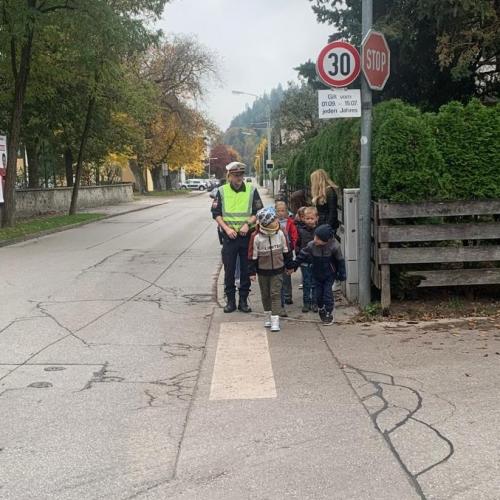 Polizist und Kinder am Straßenrand