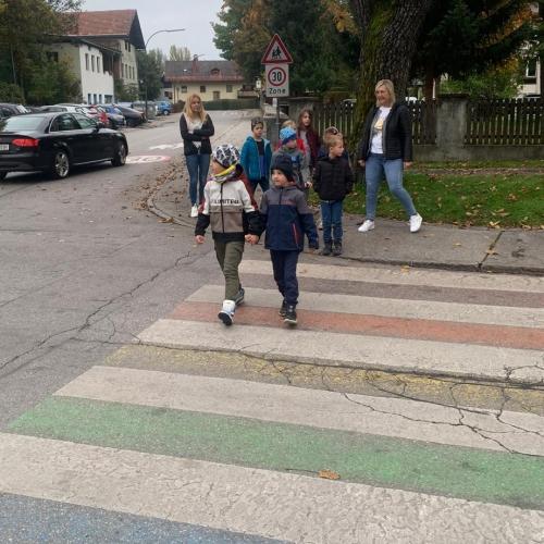 Kinder am Zebrastreifen