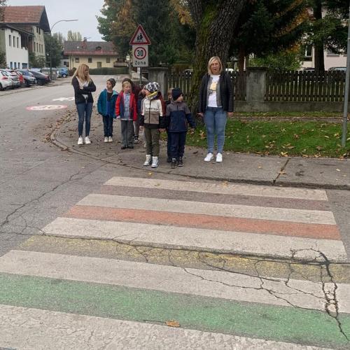 Frau und Kinder am Zebrastreifen