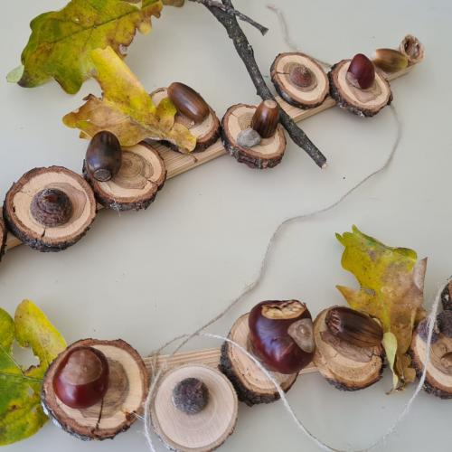 Kette aus Holzscheiben, Kastanien und Blättern