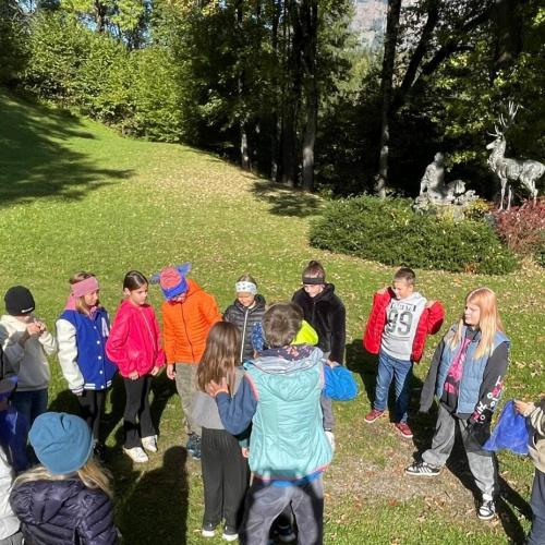 Kinder auf Wiese
