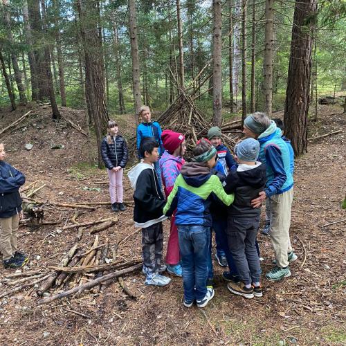 Kindergruppe im Wald