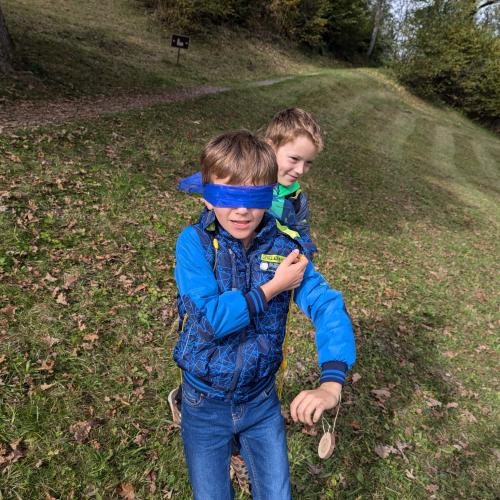 Kind mit verbundenen Augen