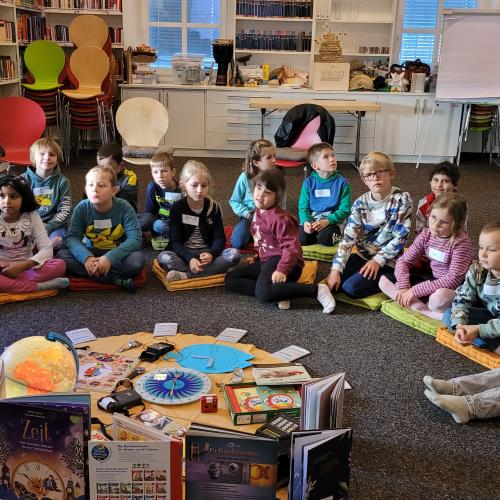 Kinder sitzen auf dem Boden