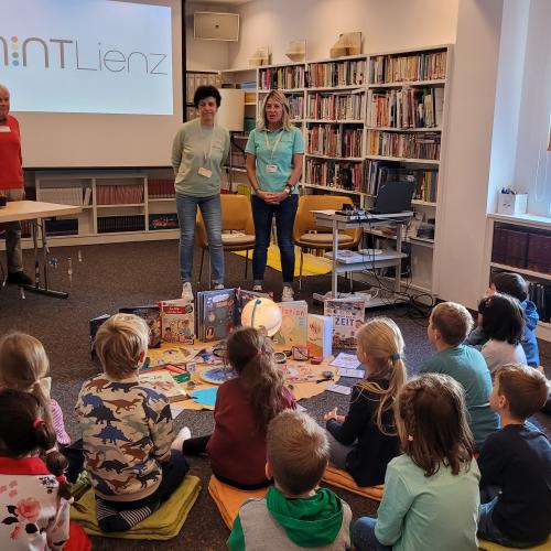 Kinder sitzen auf dem Boden