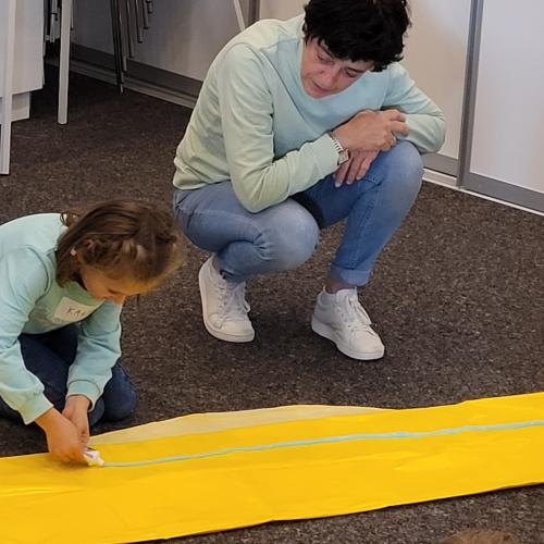 Kind und Frau mit gelbem Band