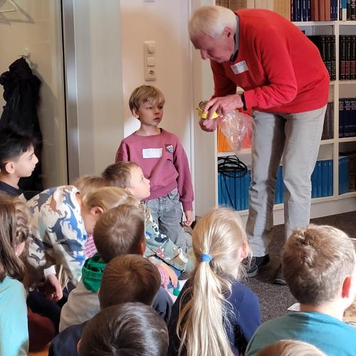 Kinder und Mann mit rotem Pullover