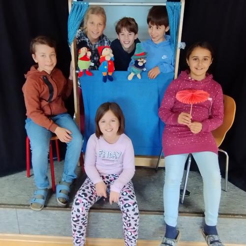 Kinder mit Kasperltheater