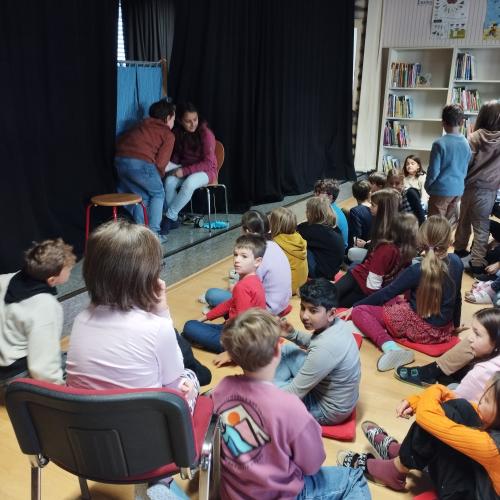 Kinder sitzen auf dem Boden