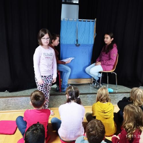 Kinder vor Puppentheater
