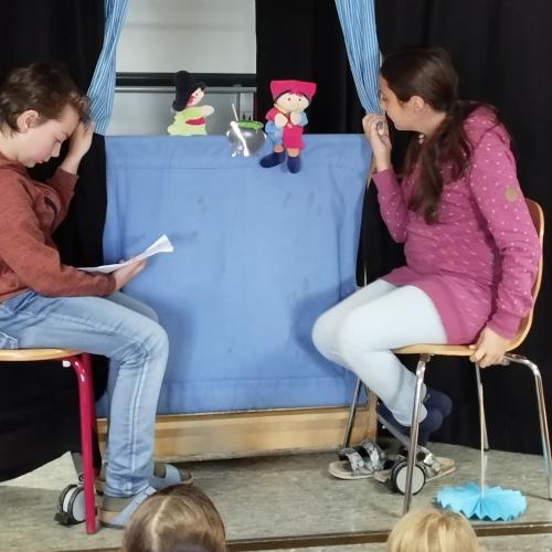Kinder vor Kaspertheater