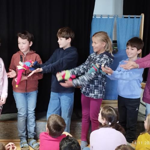 Kinder auf Bühne