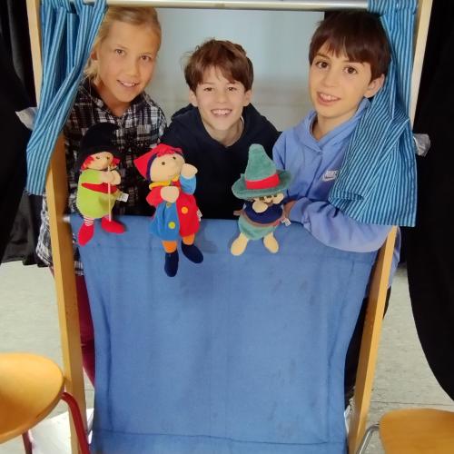 3 Kinder in Puppentheater