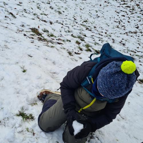 Kind auf verschneiter Wiese