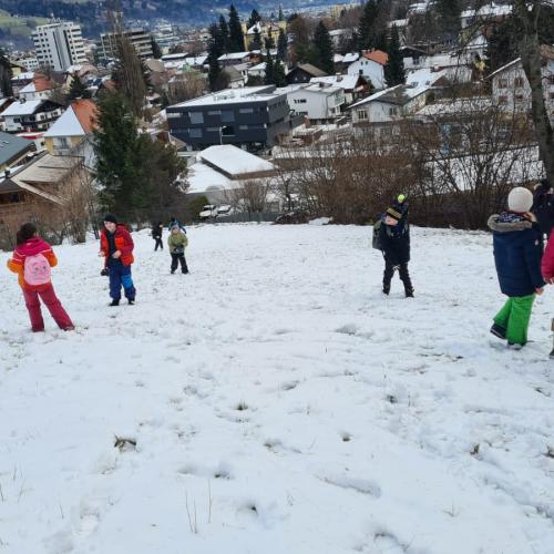 Kinder auf verschneiter Wiese