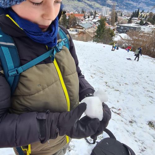 Kind mit Schneeball