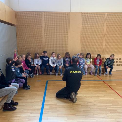 Kindergruppe auf Bänken